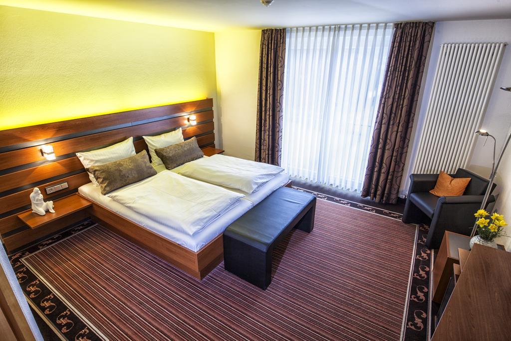 Ringhotel sKreuz Steinheim am Albuch Bagian luar foto
